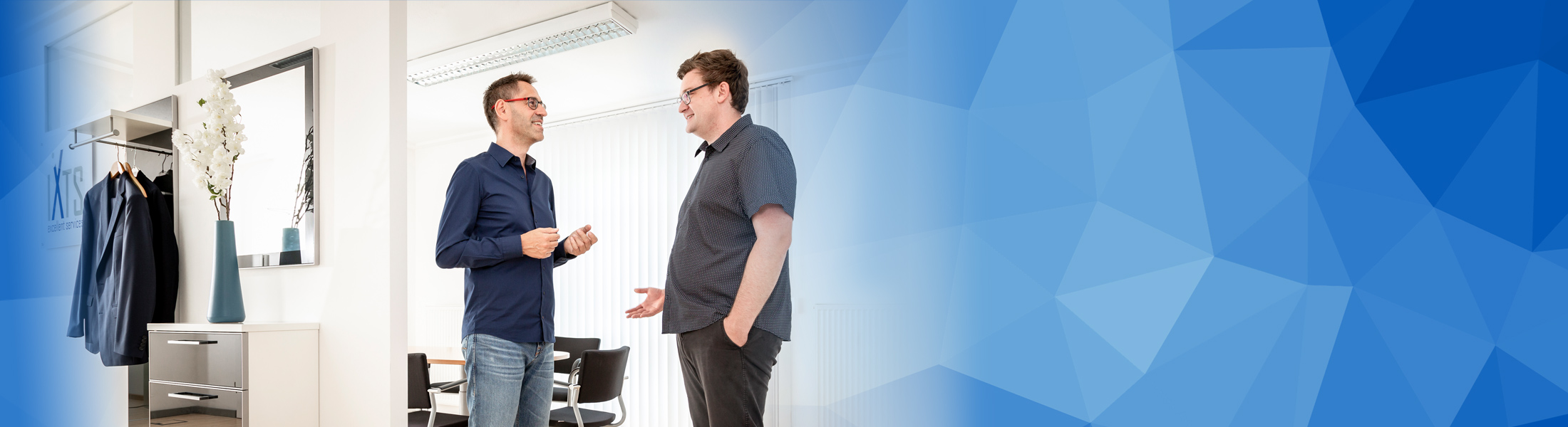 Mitarbeiter im Büro von iXTS in Eching